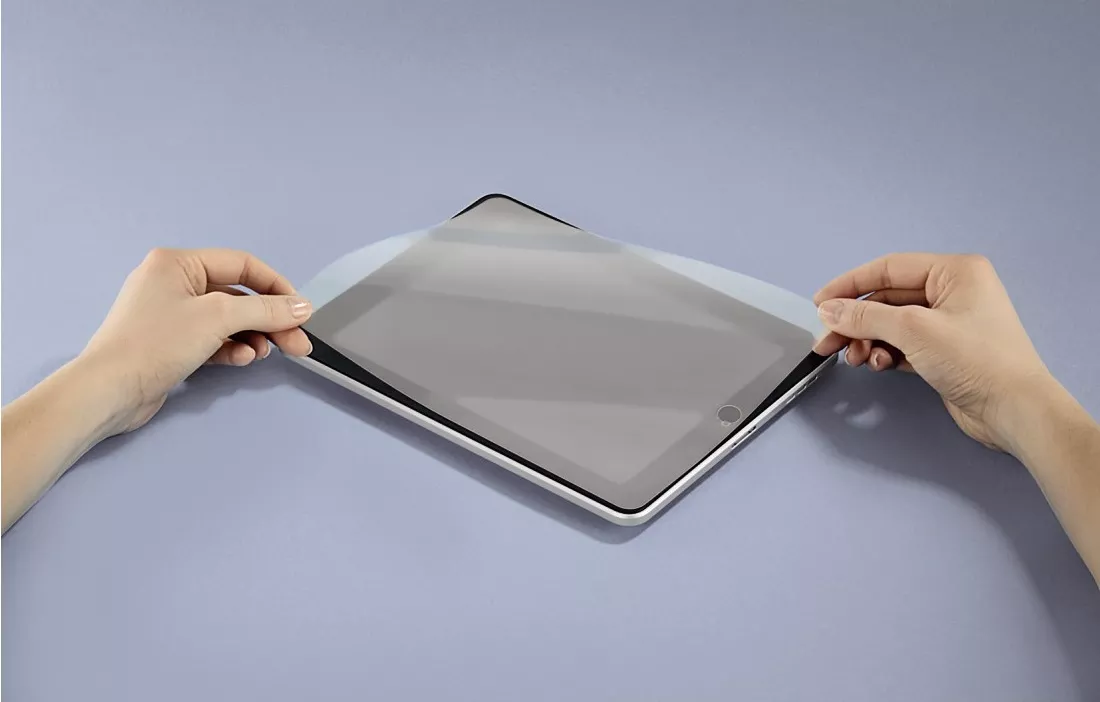Наклейка защитных стекол на iPad качественно
